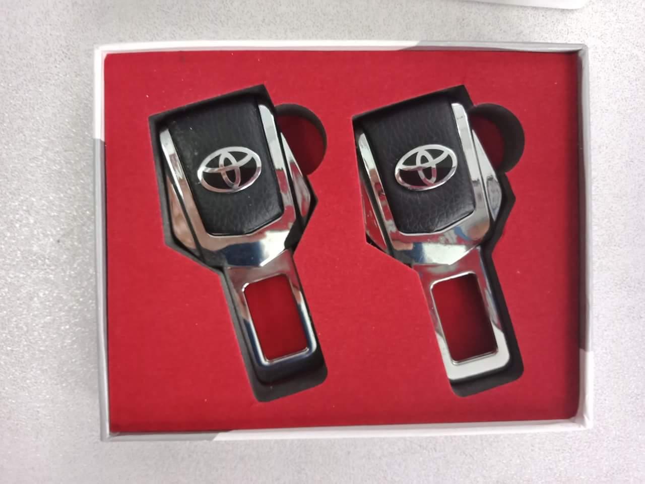 Bộ chốt cài dây an toàn logo theo xe Toyota
