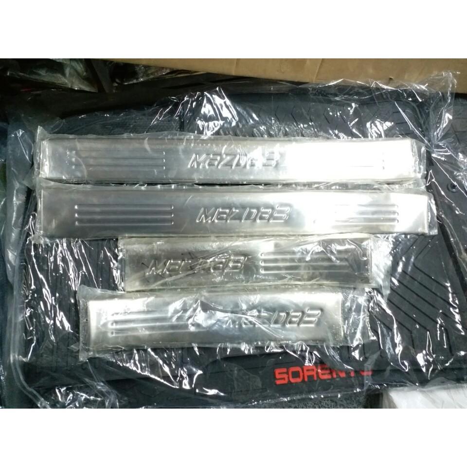 Nẹp bước chân trong mazda 3