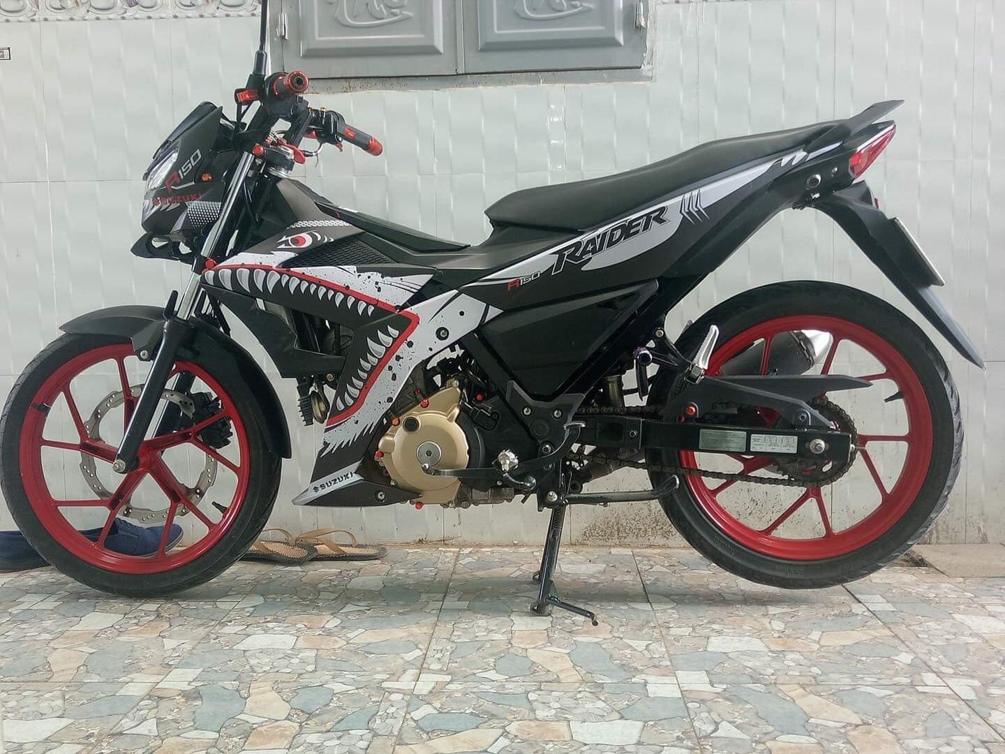 Tem trùm xe Satria fi mẫu cá mập trắng đen
