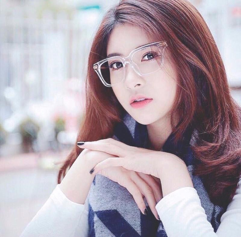 kính mắt gọng trong suốt