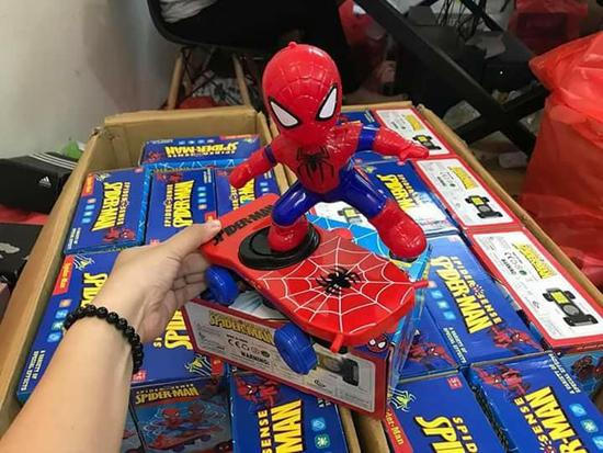 Đồ Chơi Siêu Nhân Người Nhện Trượt Ván