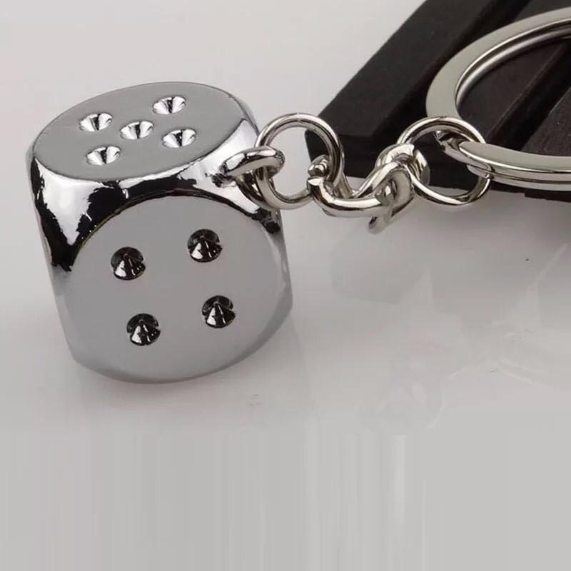 Móc khóa xúc xắc bằng kim loại