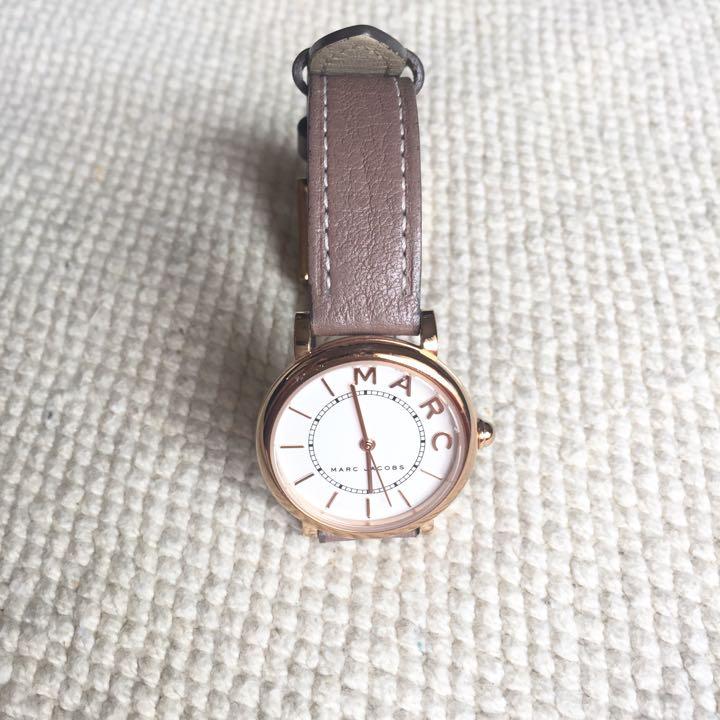 Đồng hồ nữ Marc JaCobs MJ1538 dây da size 28mm (Nâu)