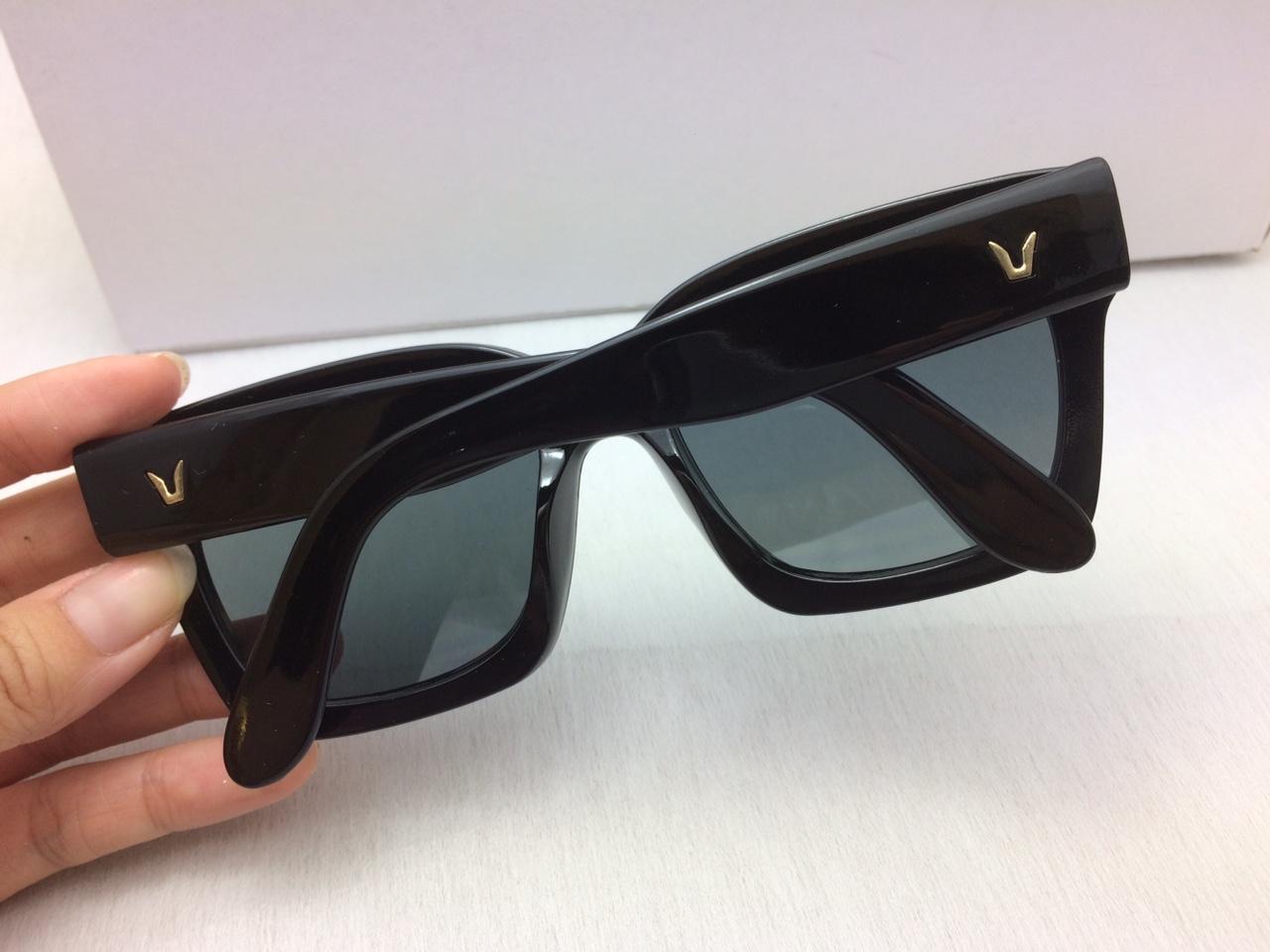 Kính Unisex chữ V gọng lớn