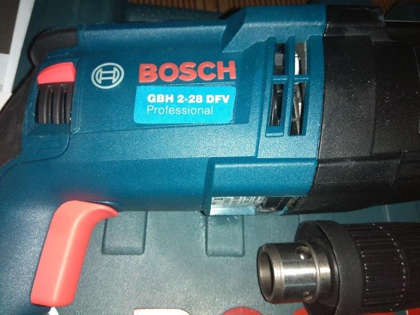 Máy khoan bê tông Bosch GBH 2-28D, 1200W, có thêm 1 măng danh phụ để khoan sắt gỗ, đủ 3 chức năng khoan gỗ sắt, bê tông và đục bê tông, xuất xứ BOSCH Thái Lan.