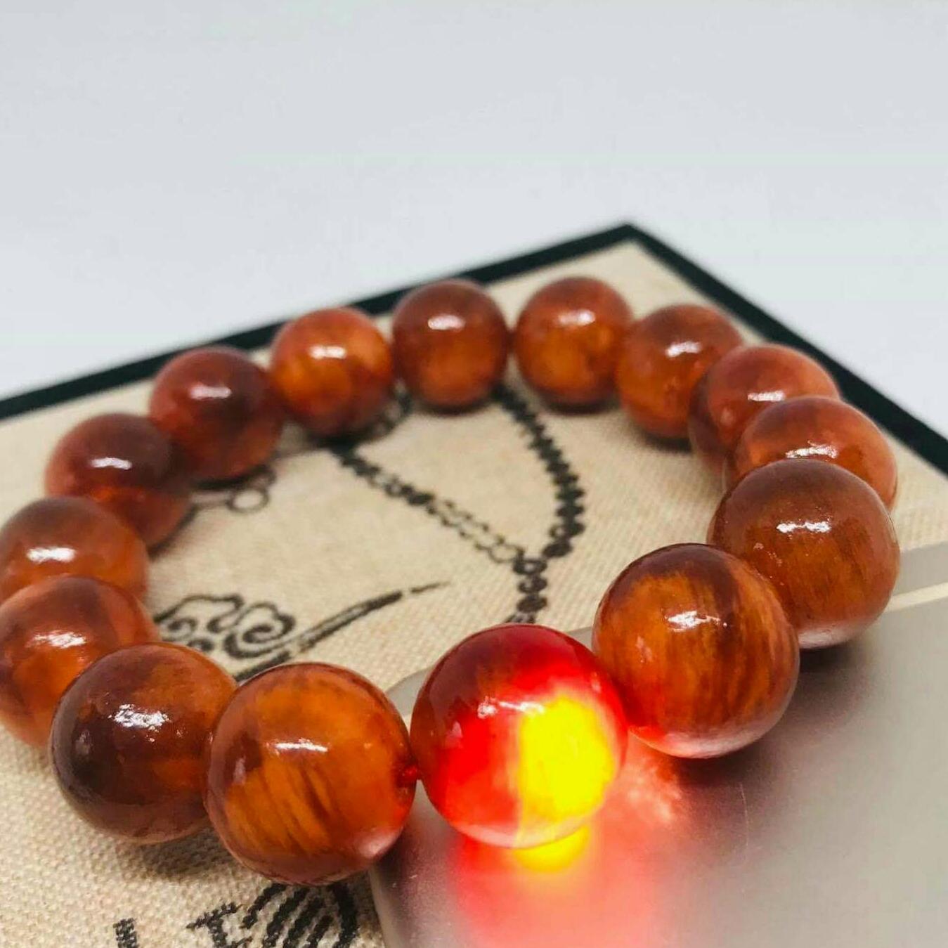 Vòng tay gỗ huyết long 14ly đỏ thấu quang và hộp đựng cao cấp