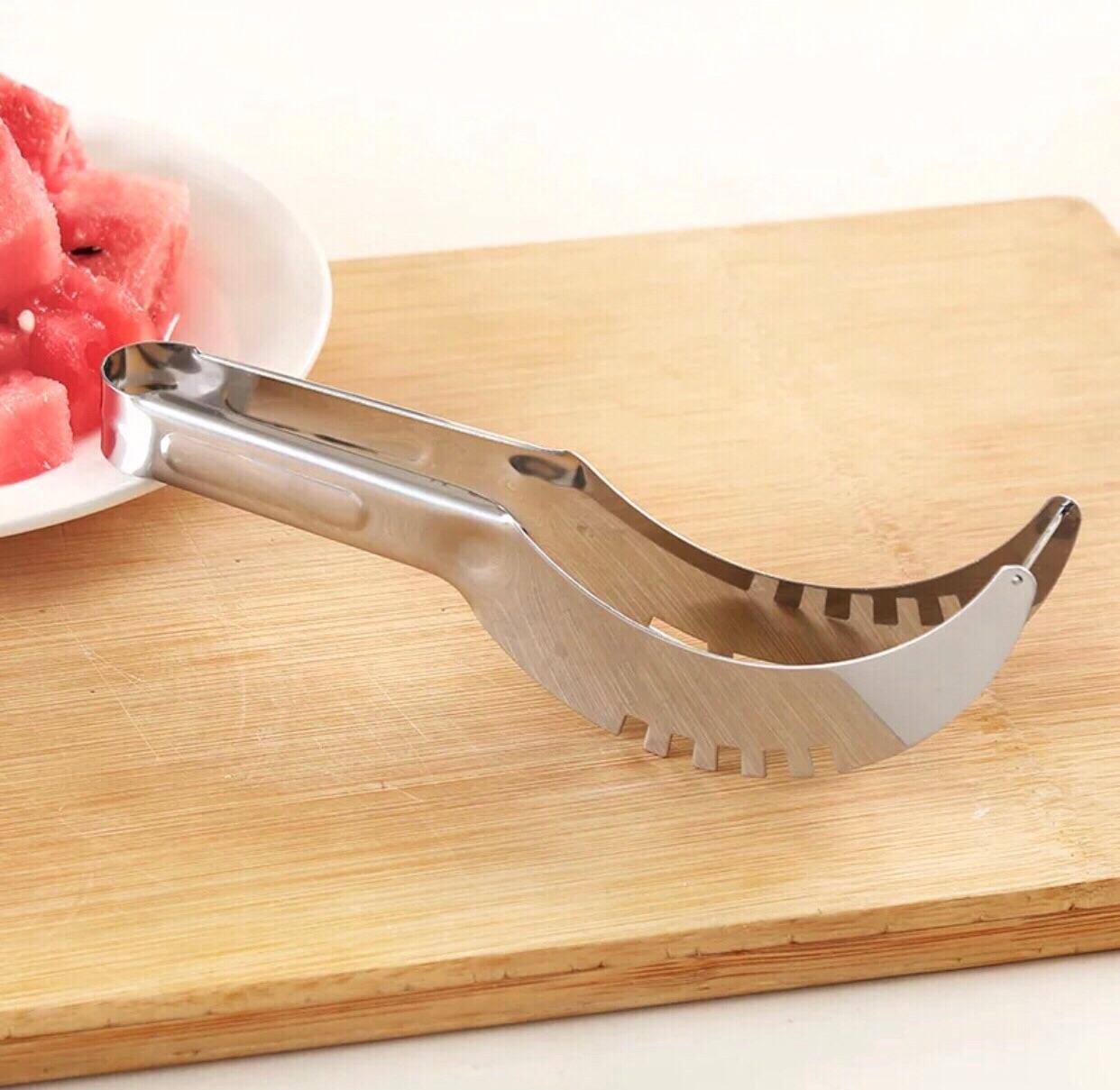 2 DAO CẮT DƯA HẤU INOX – KẸP GẮP TRÁI CÂY THÔNG MINH 2 TRONG 1