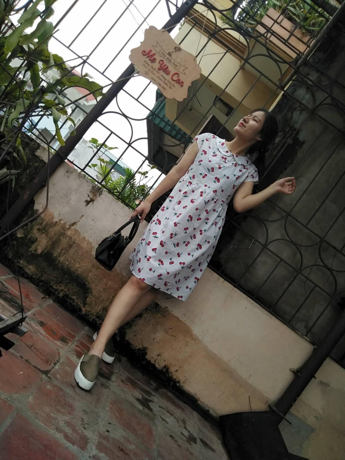 Váy bầu cherry trắng cổ sen