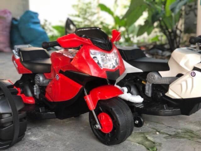 XE MÁY ĐIỆN CHO BÉ KIỂU DÁNG XE THỂ THAO