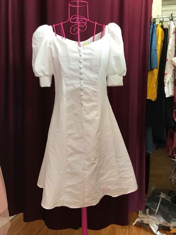 Đầm vintage trắng kèm nút