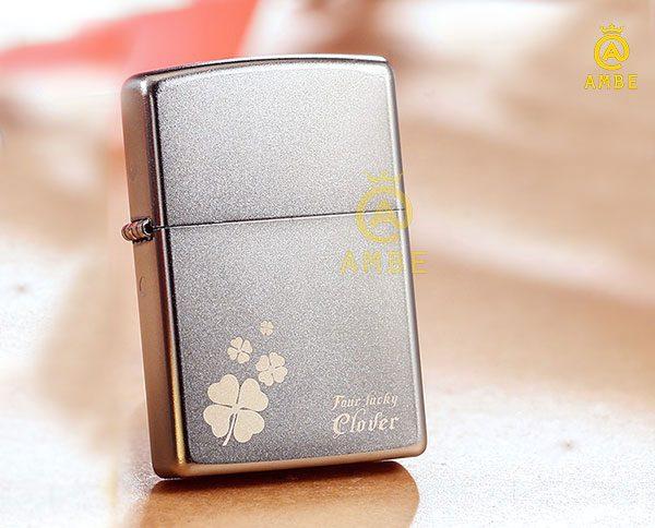 Bật lửa Zippo Satin Mỹ cỏ 4 lá bạc Z61