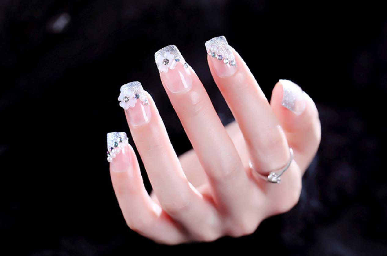 [HCM]Bộ 24 Móng Tay Giả Nhũ Bạc Đính Đá (keo sẵn)