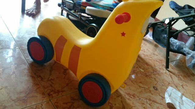 Xe chòi chân hình động vật sâu larva