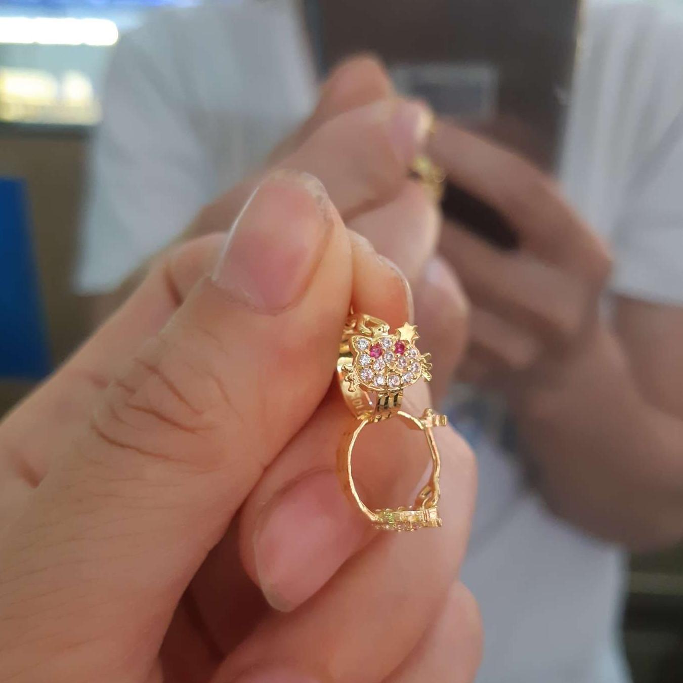 Khuyên tai vàng tây