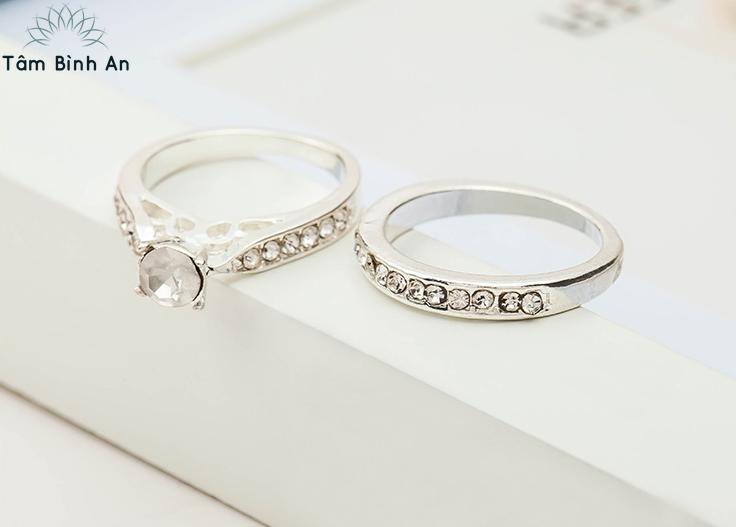 Bộ 2 nhẫn nữ gắn đá lấp lánh màu bạc cực đẹp