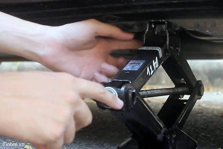 Kích lốp oto chữ A