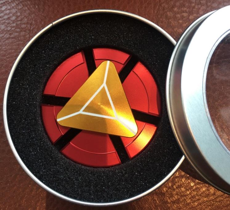 Con quay Fidget Spinner Người Sắt ( IRON MAN ) Cực Chất ( Vật liệu Kim loại cao cấp có hộp đựng )