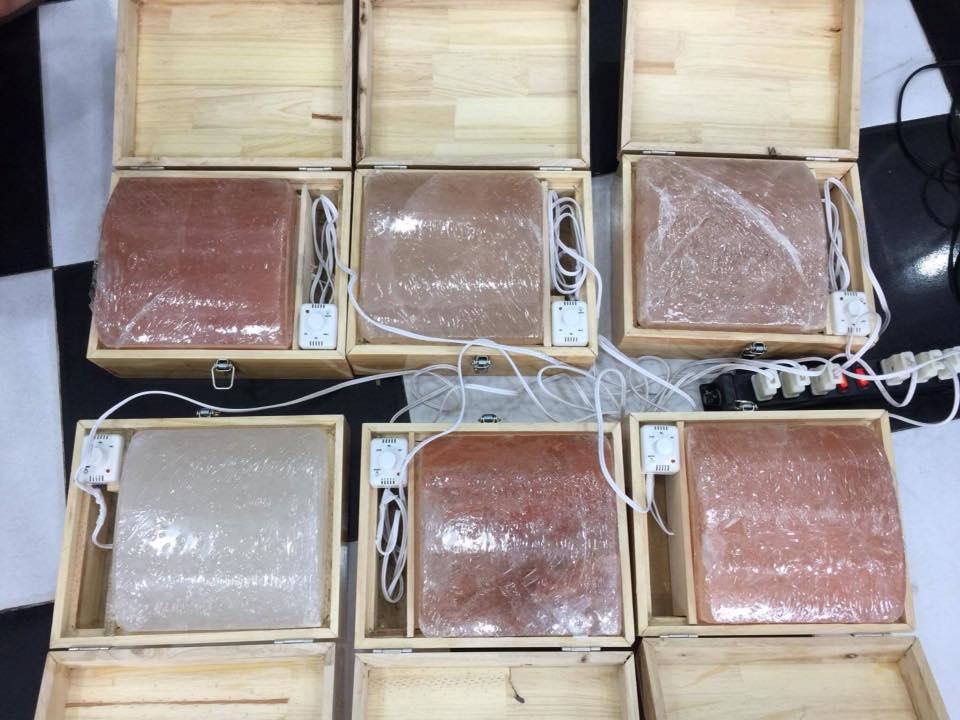 Đá muối Himalaya  Cao Cấp mặt cong gỗ thông.