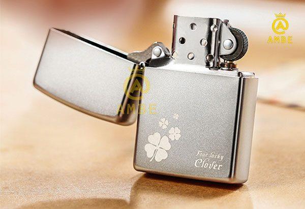 Bật lửa Zippo Satin Mỹ cỏ 4 lá bạc Z61