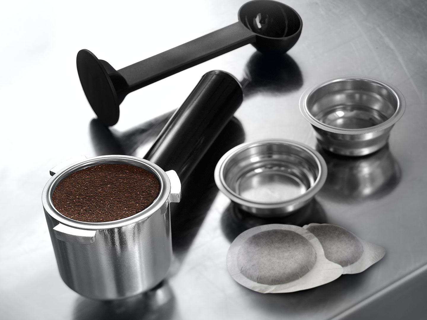 Máy Pha Cà Phê DeLonghi EC685 Dedica Style (M/ R) - Thiết Kế Gọn, Áp Suất 15 Bar - Chính Hãng
