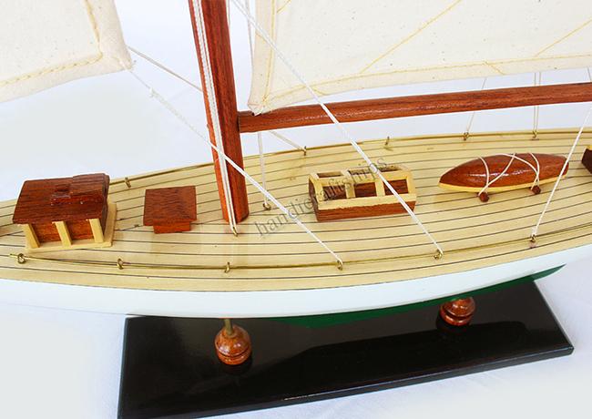 Mô hình thuyền buồm PHONG THỦY trang trí Columbia 50cm (Trắng - Xanh lá)