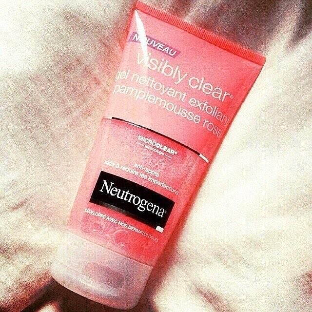 Sữa rửa mặt hạt cát xóa mụn NEUTROGENA Visibly Clear Pamplemousse Rose 150ml (Hồng)
