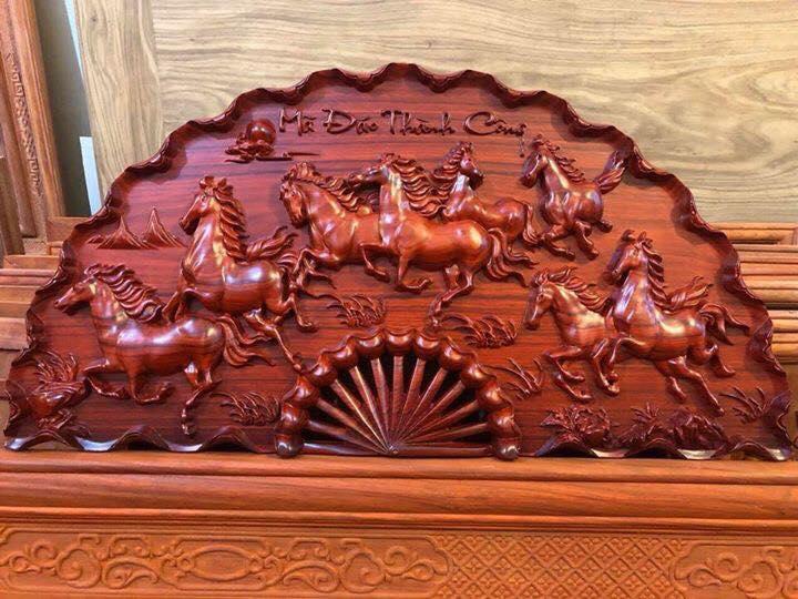 Tranh quạt gỗ, tranh điêu khắc gỗ Mã đáo thành công gỗ hương Kích thước 100cm x 50cm x 4cm