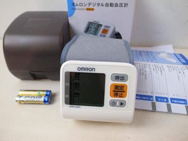 Máy đo huyết áp cổ tay Omron HEM-6200