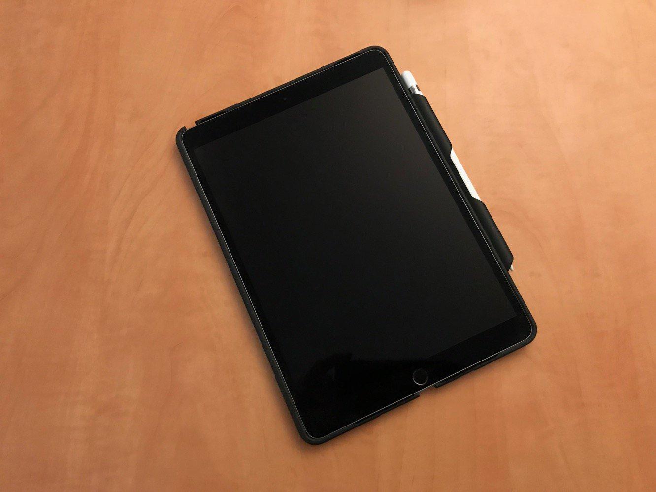 ỐP LƯNG BÀN PHÍM IPAD PRO 10.5 ZAGG RUGGED MESSENGER (2017) - Black