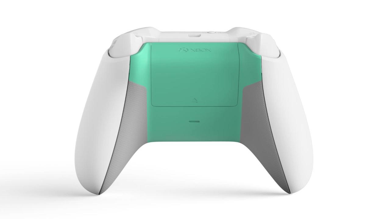Tay cầm chơi game Xbox One Sport White (nhập khẩu US)
