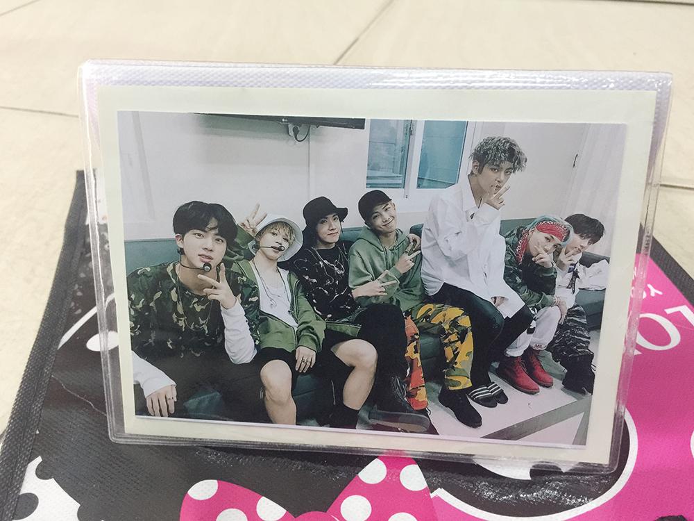 Bộ ulbum- album 28 hình bts tặng 1 móc khóa hình bts và 1 vòng tay bts