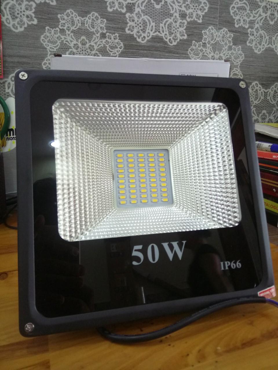 Đèn Led Pha 50W IP66 Ngoài Trời Chống Mưa Tuổi Thọ Cao 220V (Ánh sáng vàng)