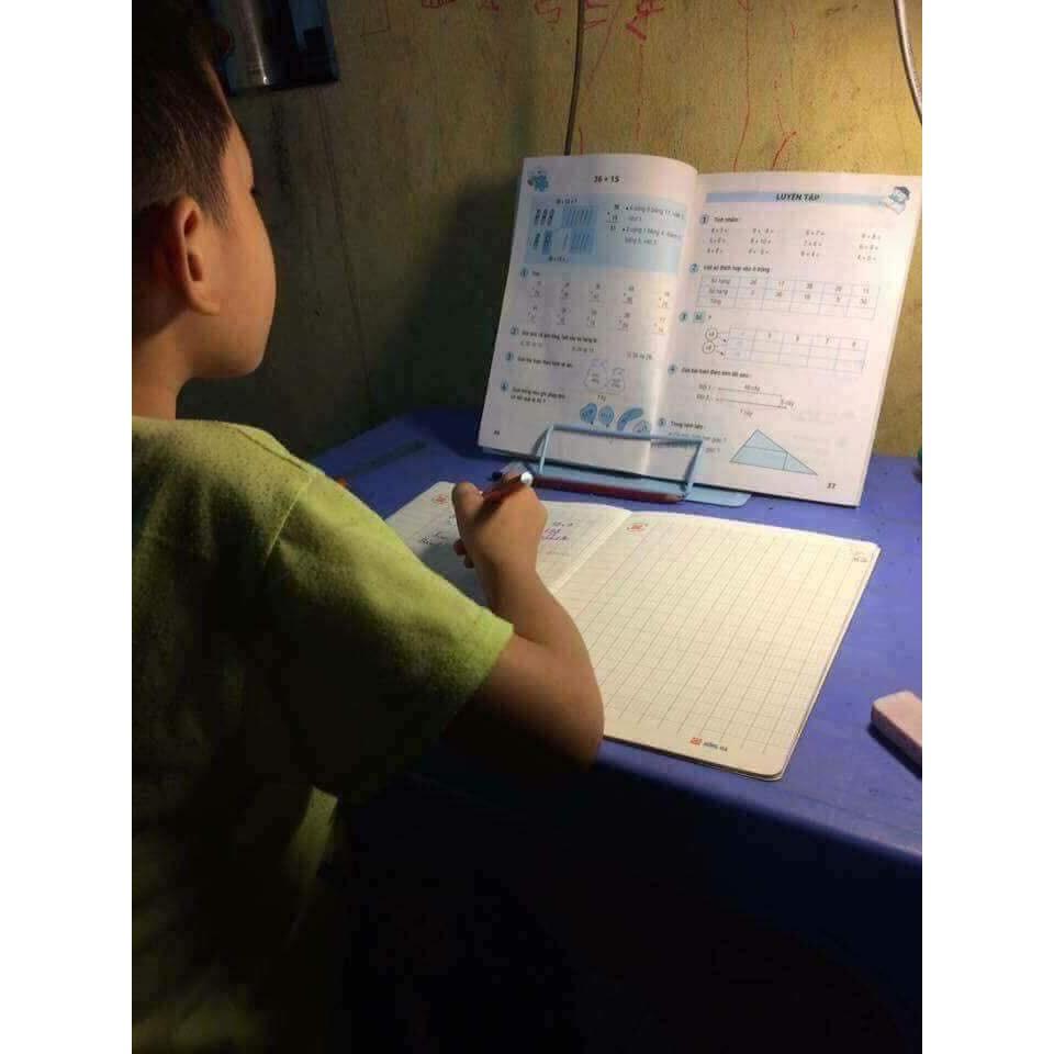 Kệ để sách giúp bé ngồi đúng tư thế