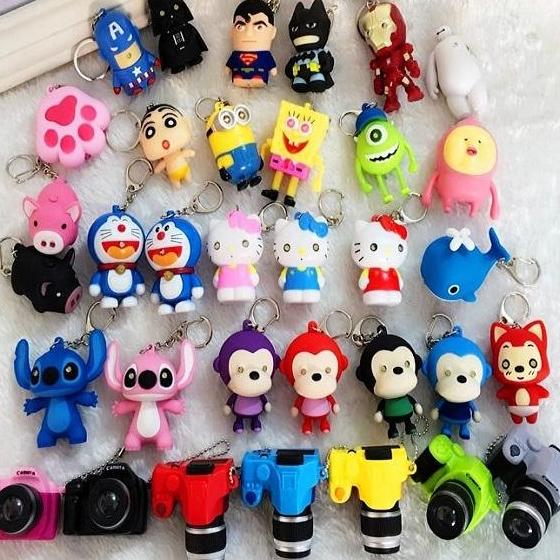 móc khóa doraemon đội trường mỹ hồng led