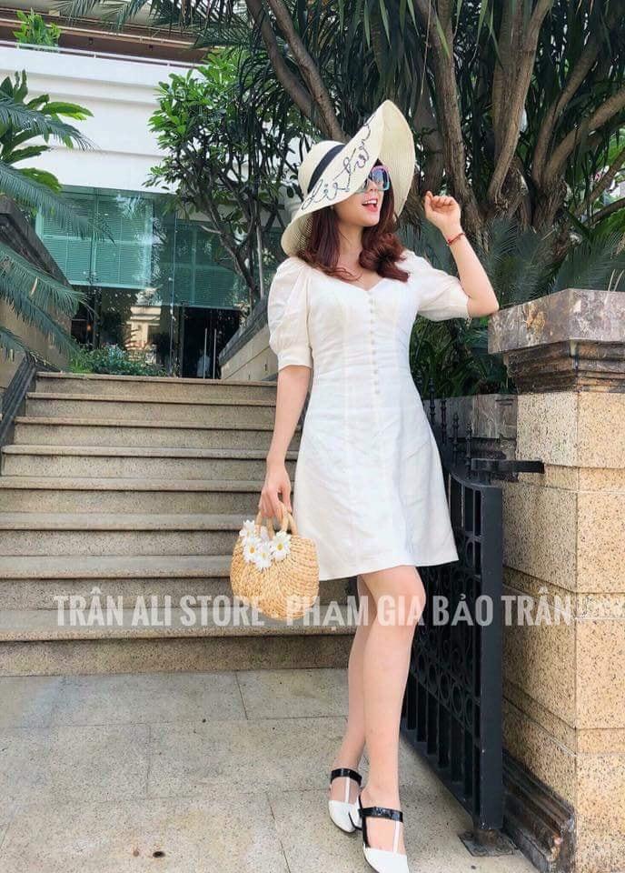 Đầm vintage trắng kèm nút