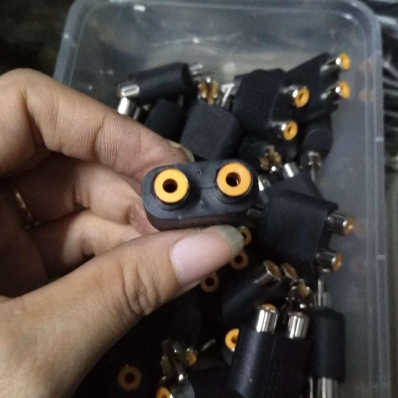 RẮC  Chia AV   1 ra 2 AV nhựa