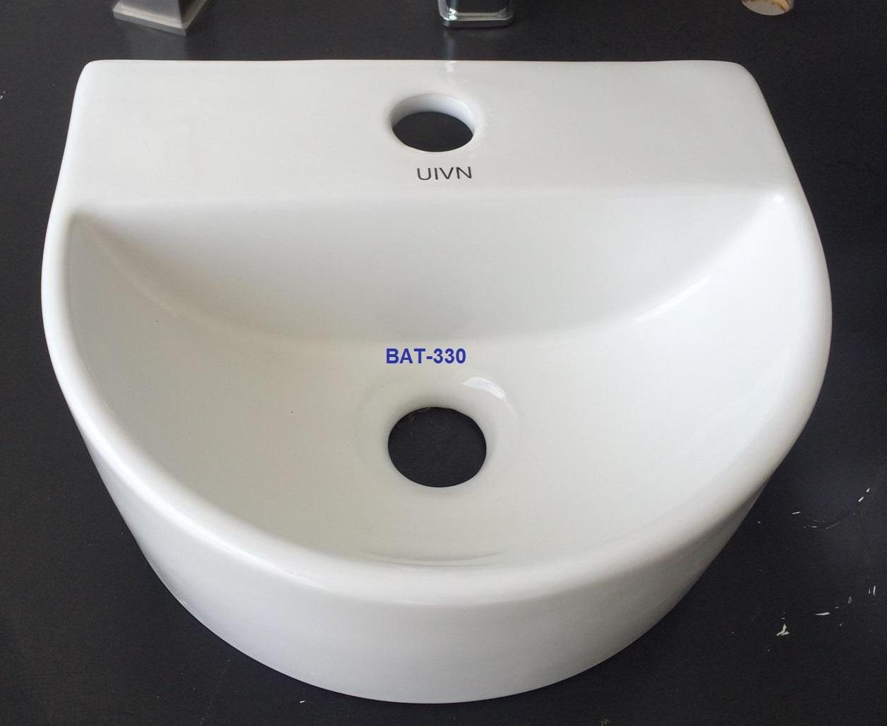 Combo Lavabo gắn tường 330 trắng và vòi đồng (Combo C)