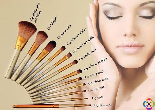 Bộ cọ trang điểm cá nhân 12 cây kèm hộp đựng bằng thiếc, bo co trang diem ca nhan 12 cay kem hop dung bang thiec