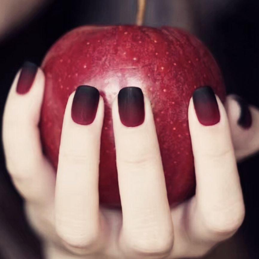 Hãy xem ảnh móng tay omber đỏ đen mới nhất để thấy sự táo bạo và thời thượng của bộ móng tay này. Với màu sắc rực rỡ và độc đáo, chắc chắn sẽ khiến bạn cảm thấy tự tin và nổi bật trong bất kỳ dịp nào!