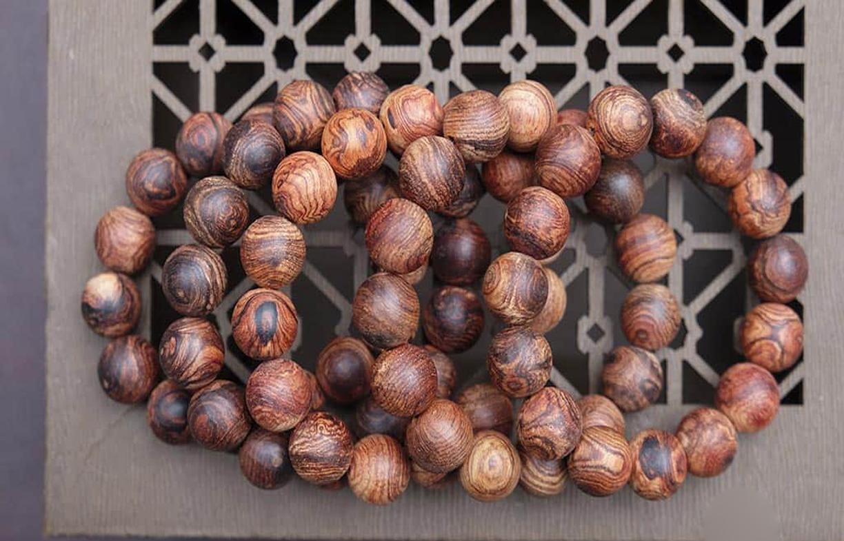 Vòng tay phong thuỷ gỗ Sưa đỏ 14li để mộc - Phong thuỷ của danh tiếng và quyền lực