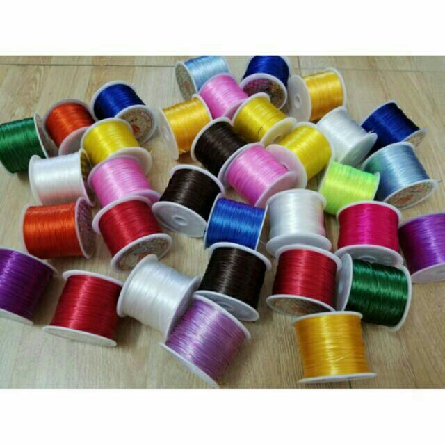Dây chun màu đỏ xâu vòng