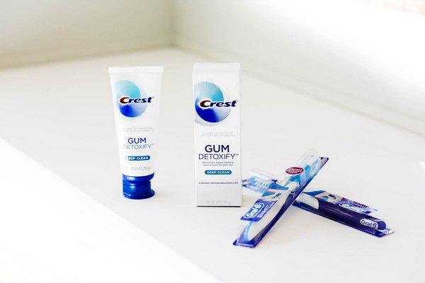 [HCM]KEM ĐÁNH RĂNG BẢO VỆ NƯỚU CREST GUM DETOXIFY 116G