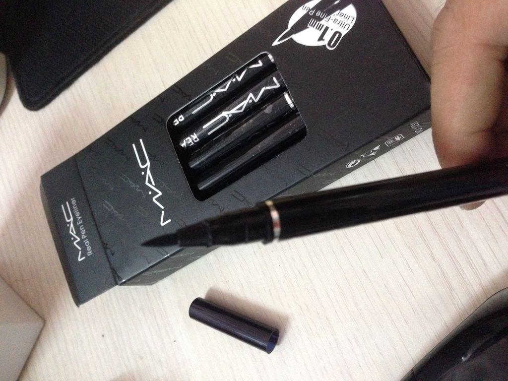 Bút kẻ mắt nước Waterproof Brush Liner Black 0.55g