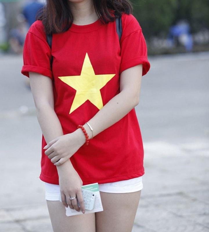 Áo thun nữ cờ đỏ sao vàng HCM 2024 đang trở thành một xu thế trong thời trang ở thành phố Hồ Chí Minh. Với chất liệu cao cấp, màu sắc sáng đẹp và kiểu dáng đơn giản nhưng đầy phong cách, chiếc áo thun nữ cờ đỏ sao vàng HCM 2024 sẽ làm bạn trông thật nổi bật và đẳng cấp trong những dịp đặc biệt.