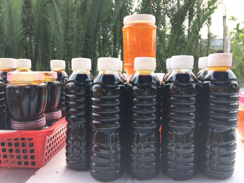 Nước màu dừa Bến Tre mẹ làm 1 lít (2 chai x 500ml) (Cam kết 100% nước dừa nguyên chất)