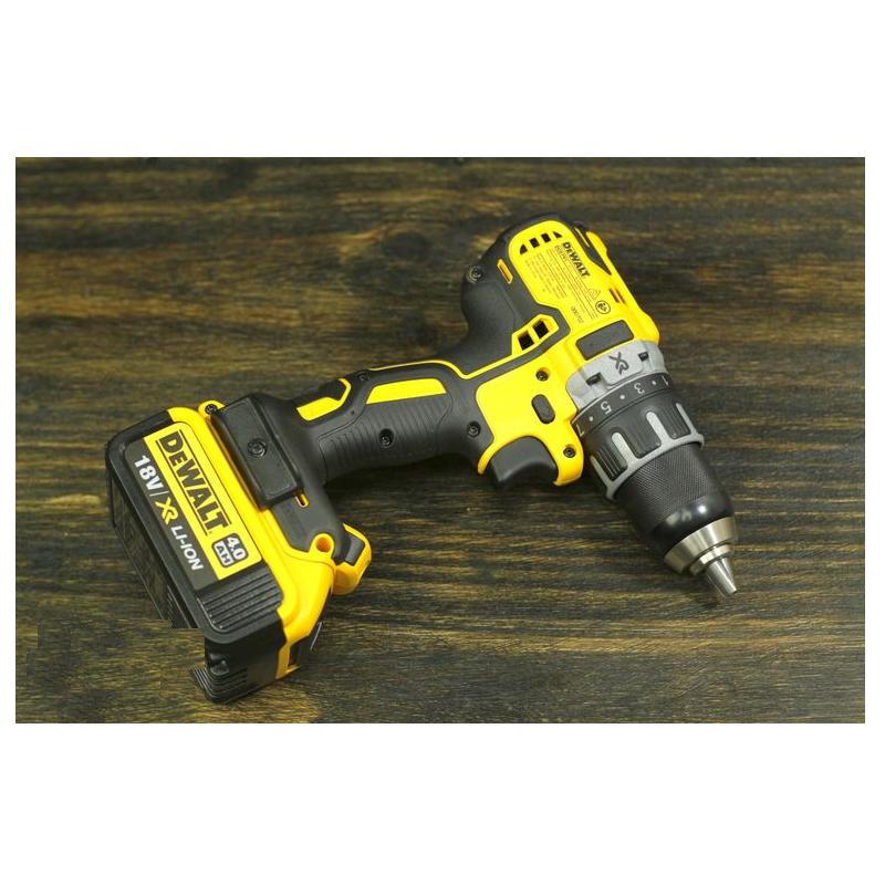 Dewalt - Máy khoan vặn vít dùng pin 18V/4.0Ah DCD791M2-B1 (Kèm 2 pin, 1 đế sạc và 1 vali nhựa)