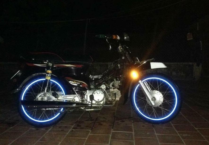 Cuộn dây phản quang 5M đổi viền xe và bánh xe ( Có keo dán)