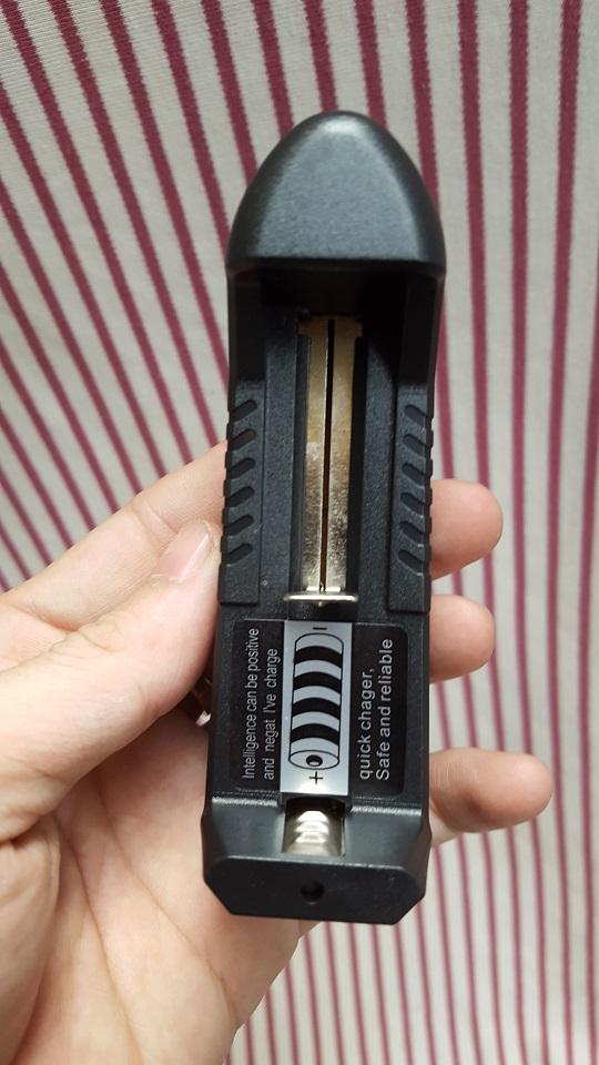 Sạc pin đa năng 4.8v dùng để sạc pin aa pin aaa và pin 18650