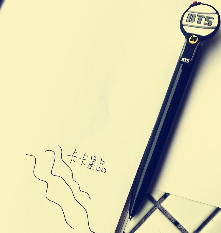 Bút bi đen BTS lightstick ngòi to