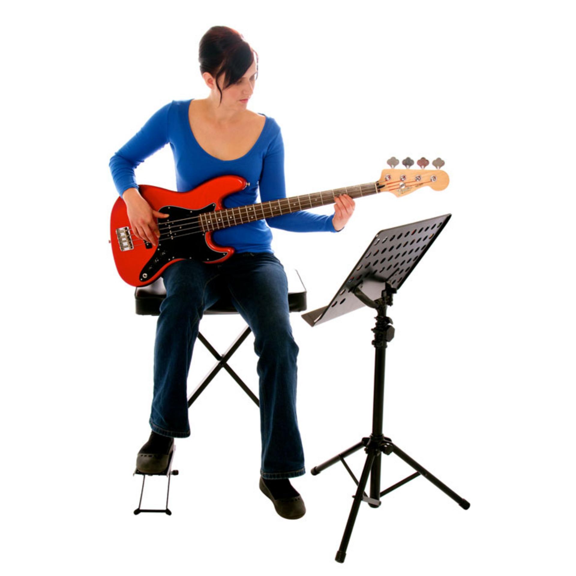 Kê cao chân (pandal) chơi guitar đúng tư thế